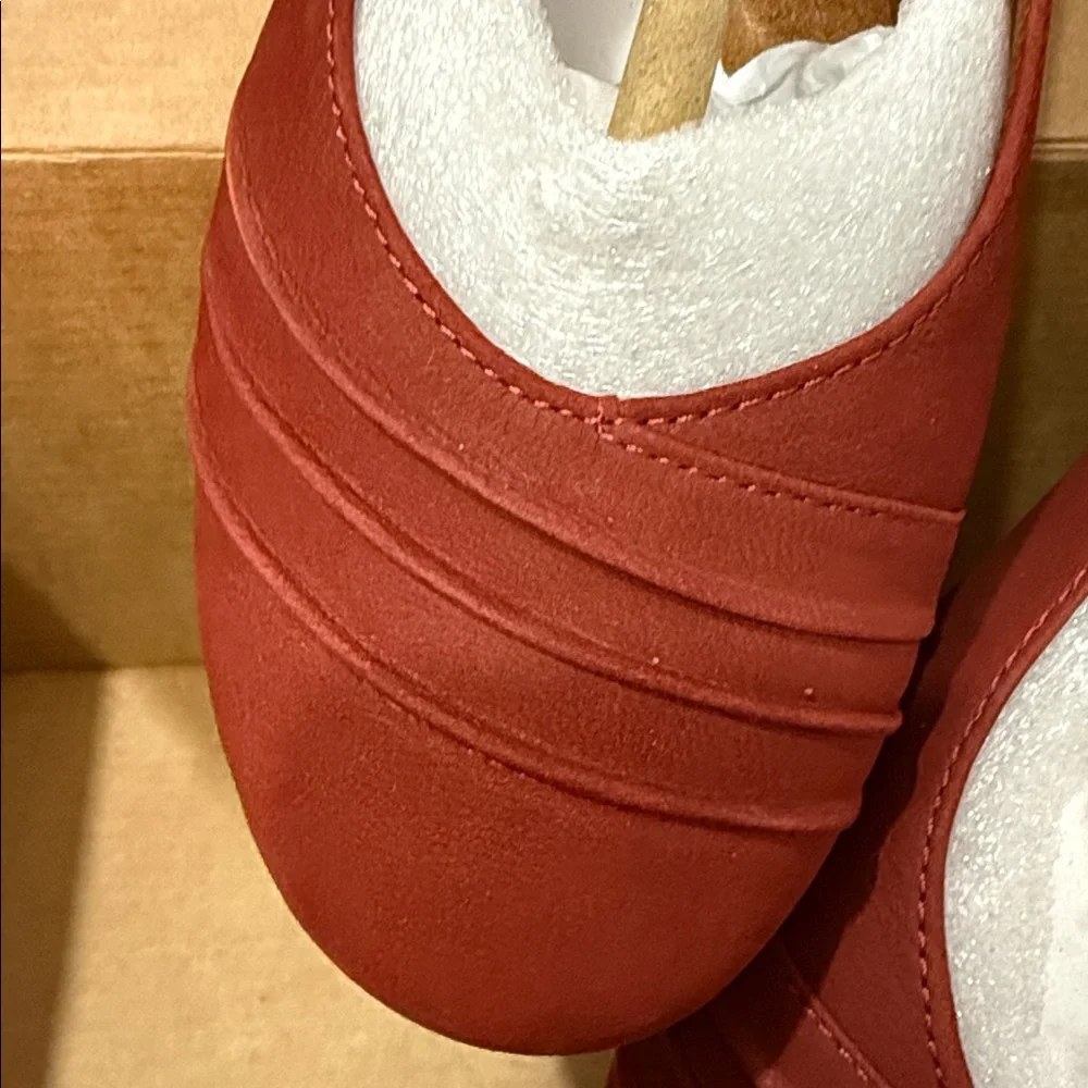 NIB Trotters Softwalk Dark Red 100% Leather Ballet Flats Comfort Shoes Size 7